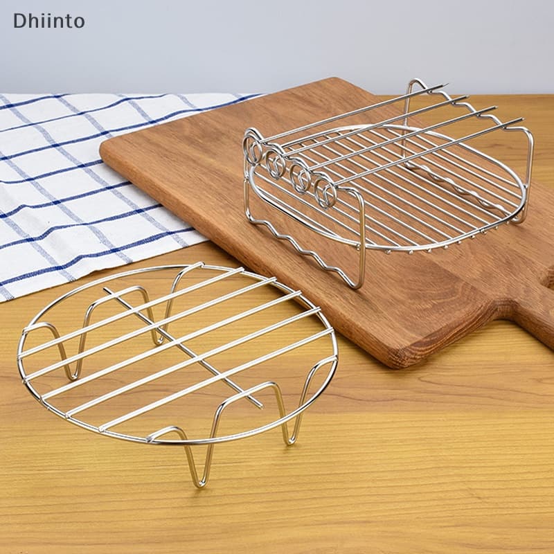 Racks de dupla camada para fritadeira a ar de aço inoxidável, prateados, sobre tábua de madeira.