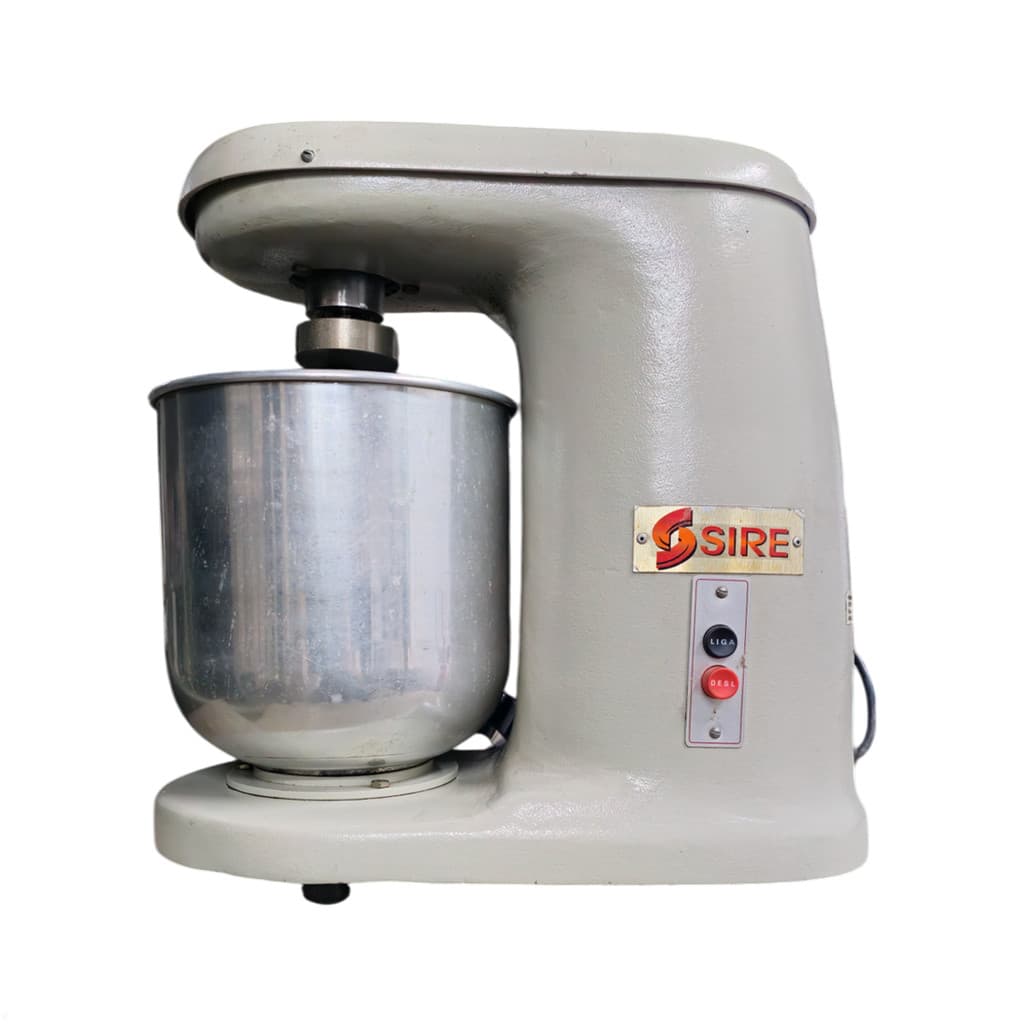 Batedeira Planetária Industrial Sire 1 Velocidade Bivolt 12l, cinza com recipiente prateado, botão vermelho, marca Sire visível