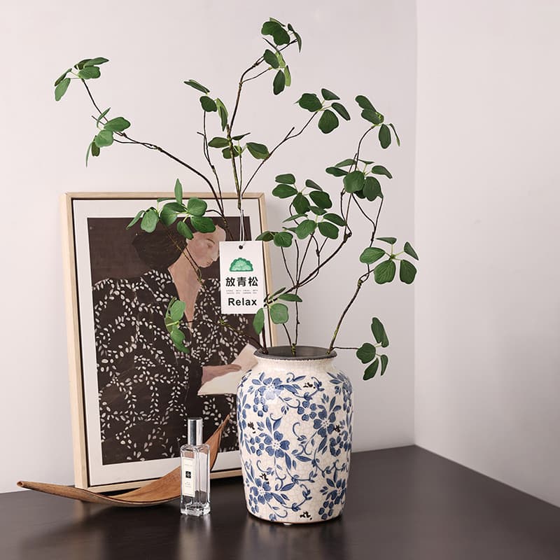 Vaso decorativo branco com padrão floral azul para decoração de mesa