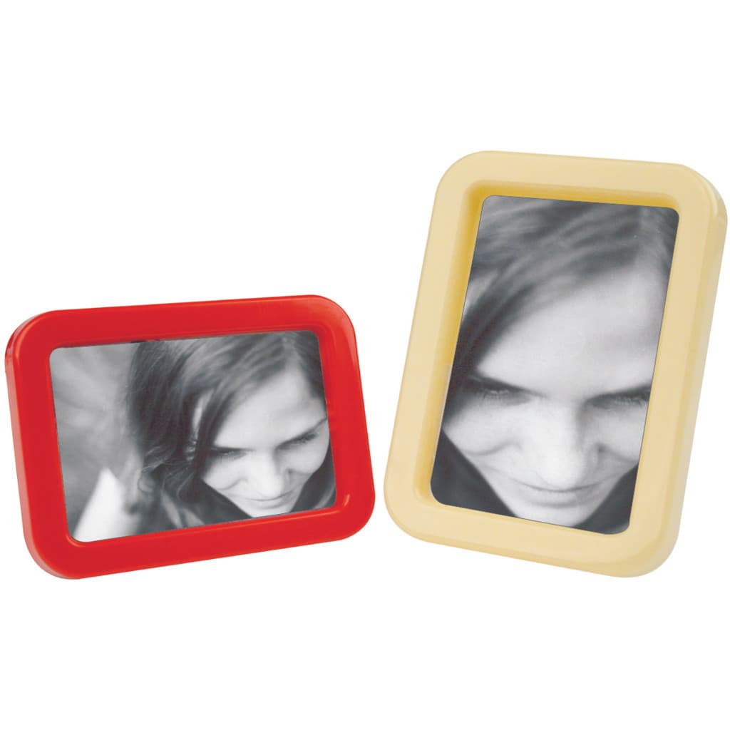 Duas molduras decorativas vermelha e amarela para retratos em plástico, 9x13 cm, com foto em preto e branco de uma mulher sorrindo.