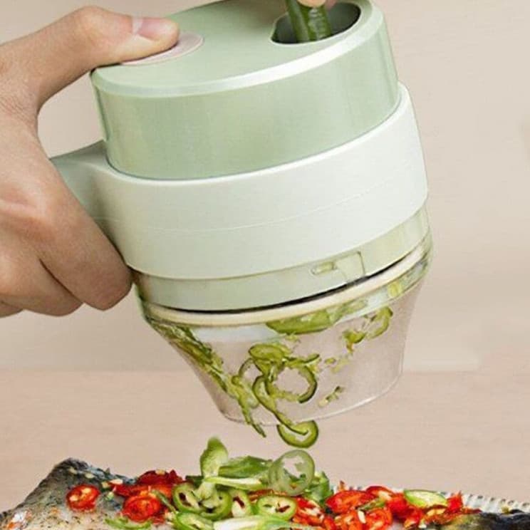Triturador elétrico multifuncional para legumes e carnes, verde e branco, mostrando a trituração de legumes.