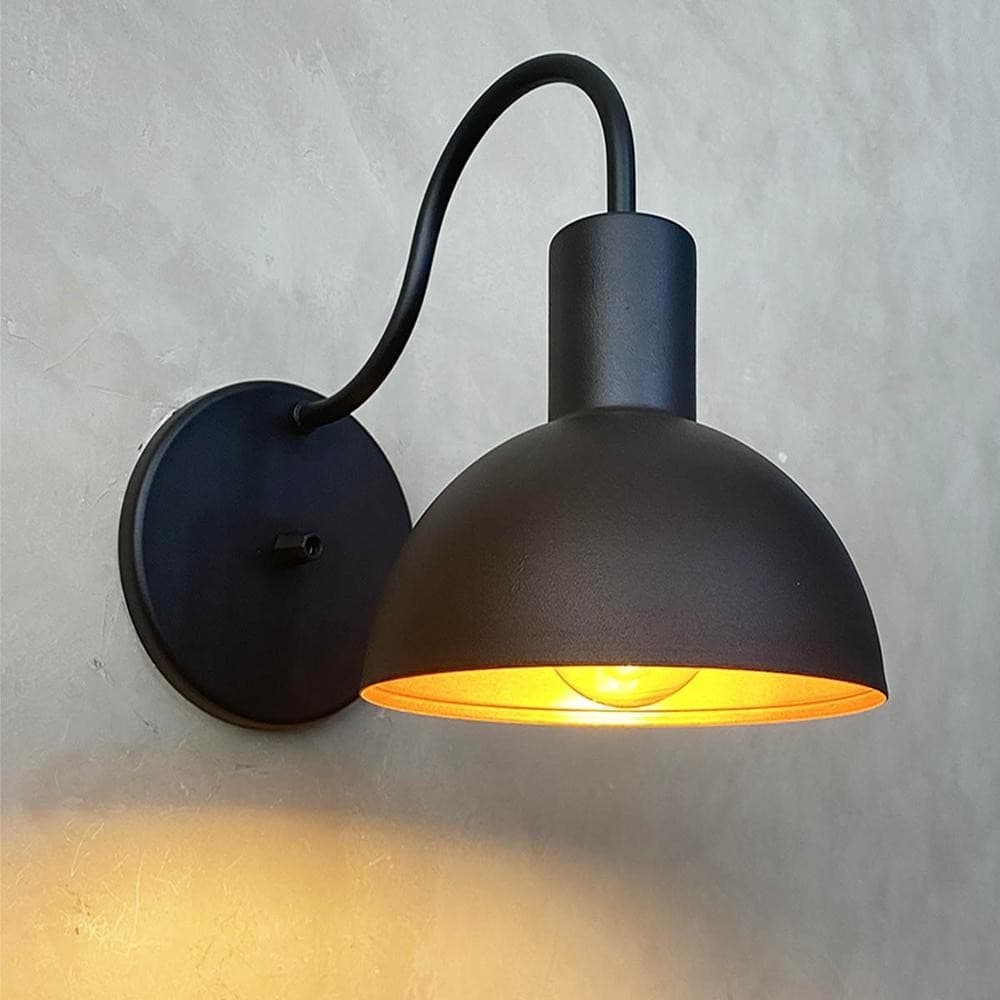 Luminária arandela industrial preta com luz amarela acesa