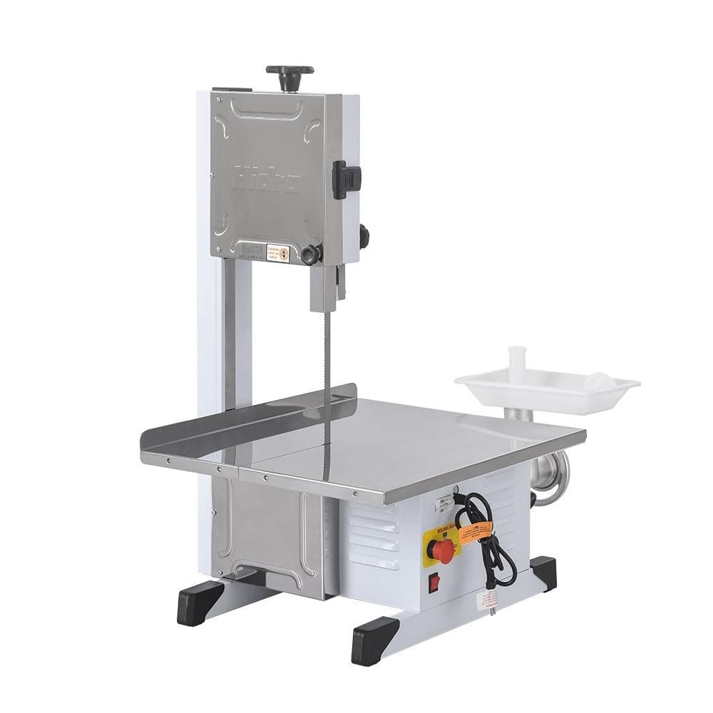 Serra de fita para carne com mesa móvel e moedor, fundo branco, estrutura metálica cinza escuro.