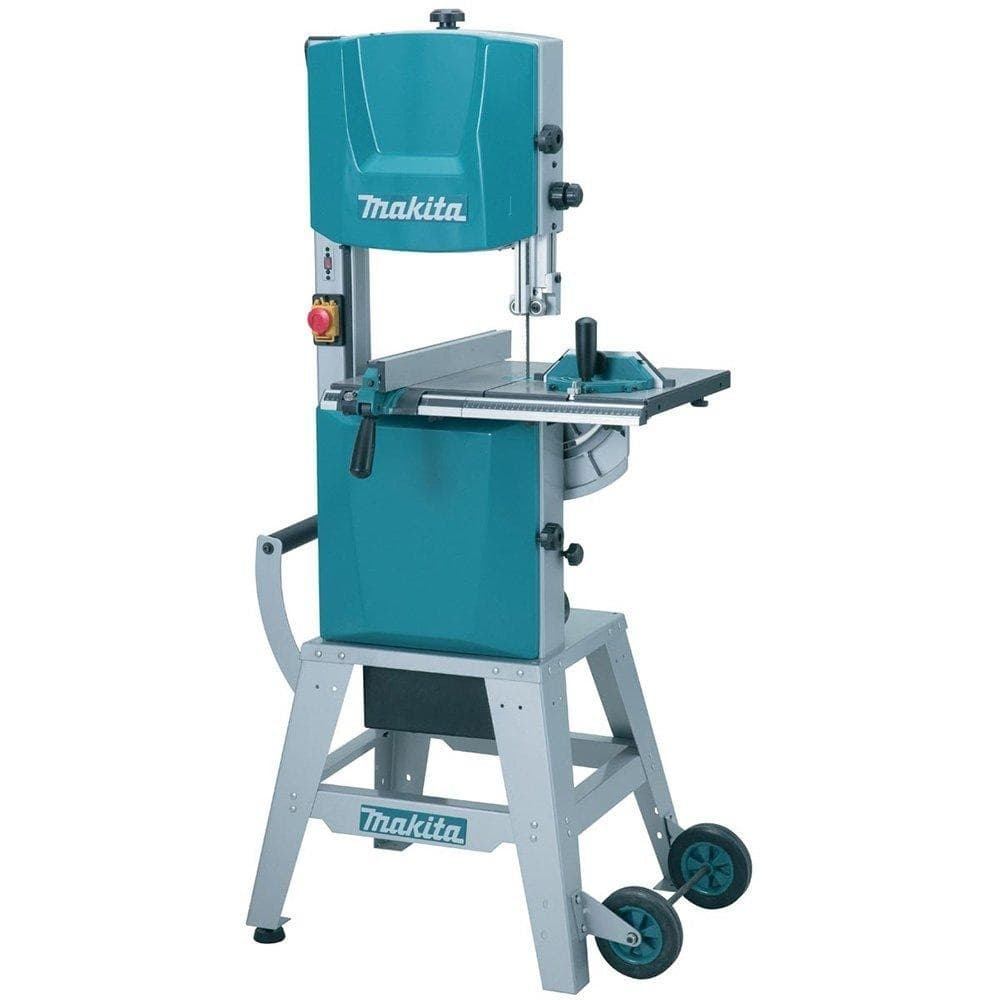Serra Fita de Bancada Móvel 900W 220V Makita em fundo branco, cor azul e cinza, com rodas e logotipo Makita.
