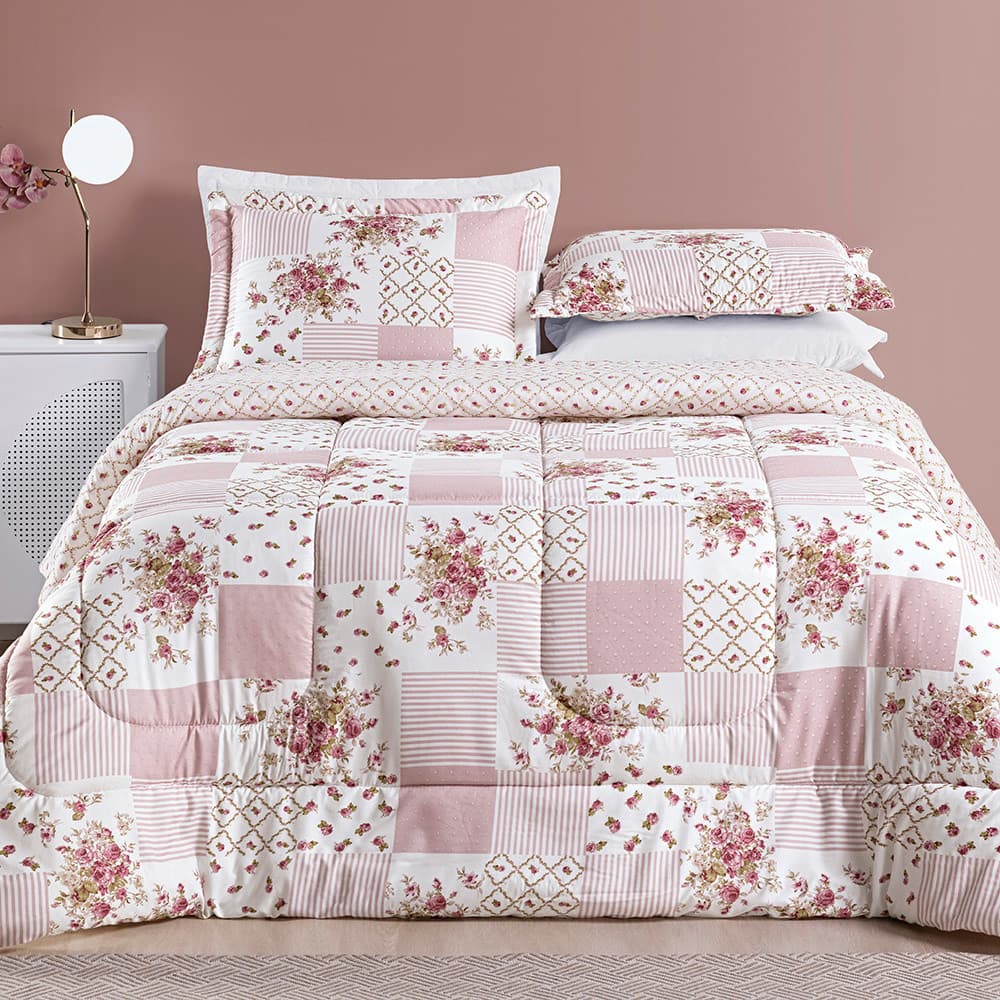 Jogo de cama queen size com edredom e porta travesseiro, padrão floral rosa e branco.