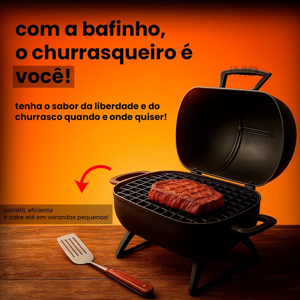 Churrasqueira portátil preta com carne grelhada, pá e cabo de manuseio, fundo de madeira.