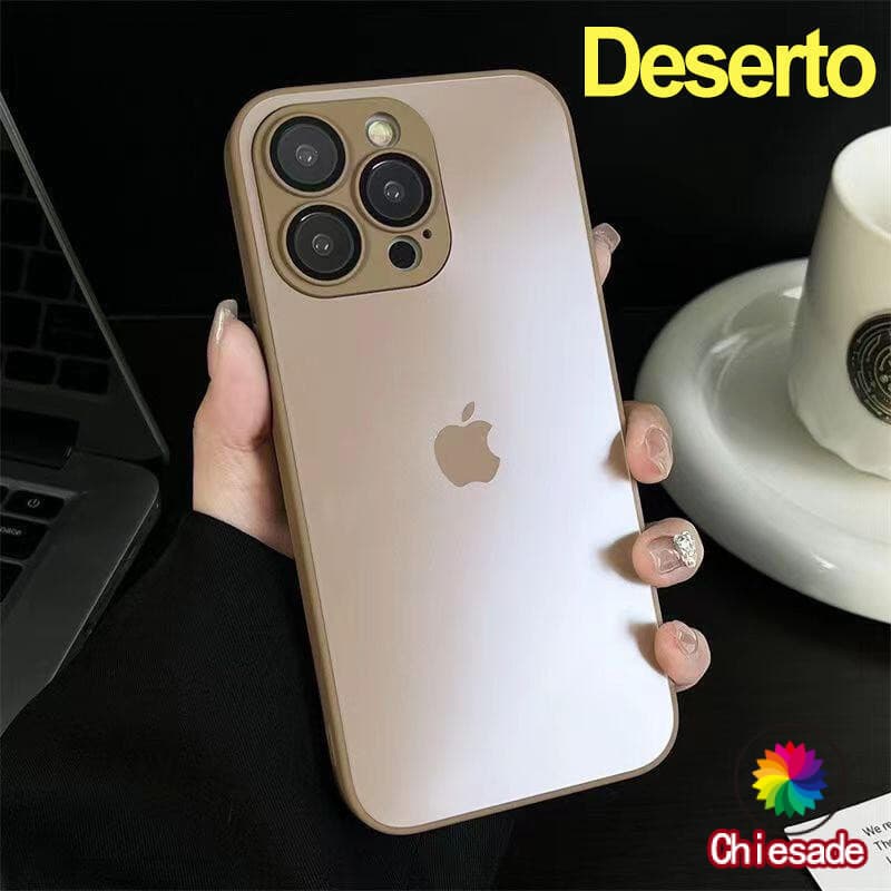 Capa de proteção em titânio fosco para iPhone 14 Pro Max, segurada na mão, com fundo preto e logotipo de Chiesade.