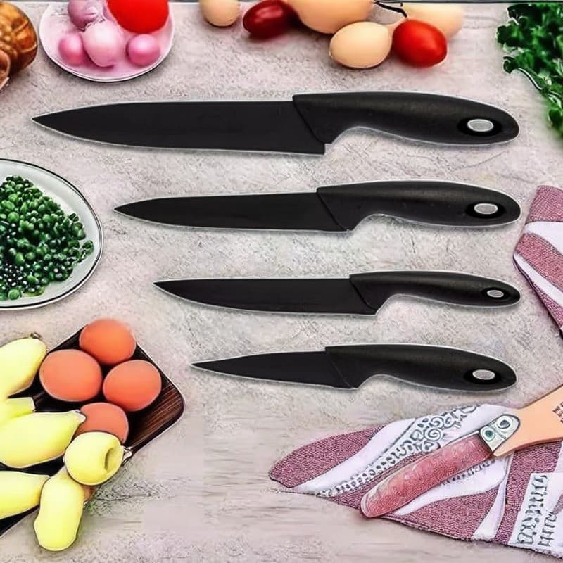 Conjunto de facas de cozinha com 4 facas coloridas, dispostas sobre uma mesa com alimentos.