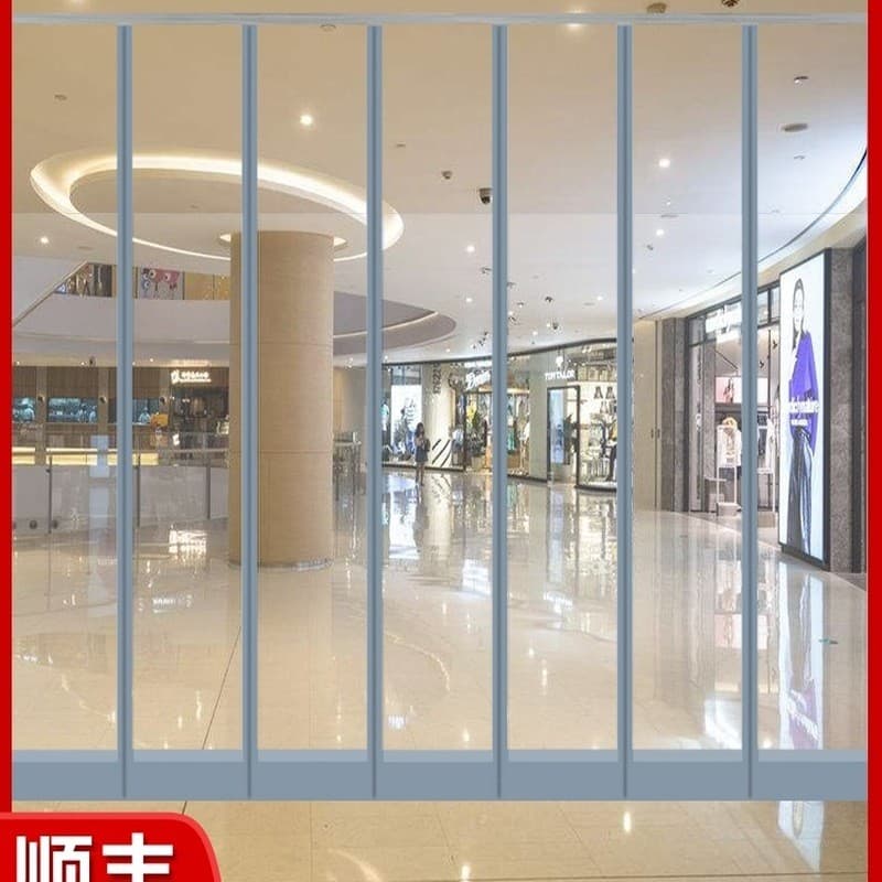 Loja comercial com piso de mármore, portas de vidro e barras verticais, corredor central aberto, iluminação no teto