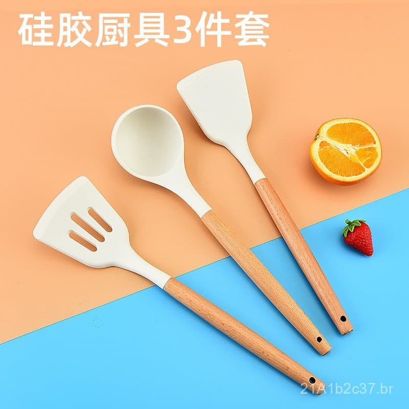 Conjunto de três utensílios de cozinha de silicone com cabos de madeira, incluindo espátula e colher