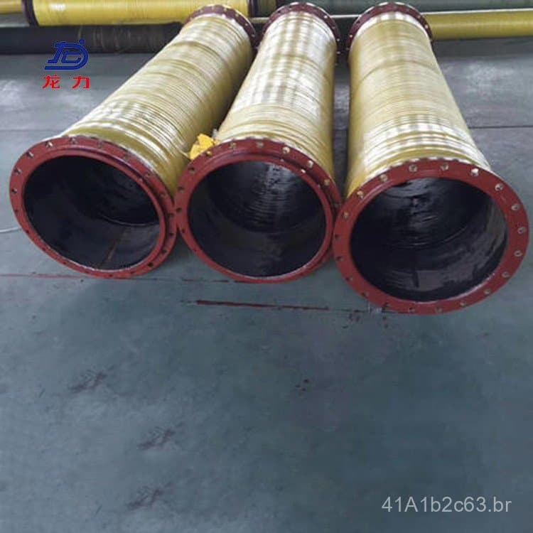 Três tubos de injeção de cimento de grande diâmetro, revestimento amarelo e flanges vermelhas, perspectiva frontal.
