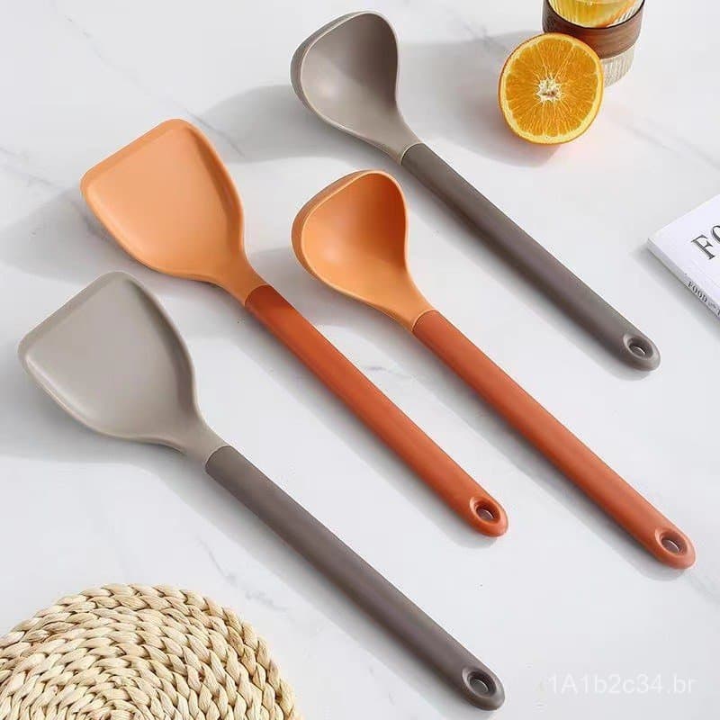 Conjunto de espátulas e colheres de silicone antiaderente para cozinhar, em laranja e cinza, sobre fundo branco.