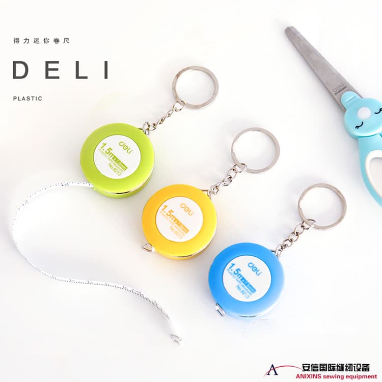 Fitas métricas de 1,5m da Deli em cores verde, amarelo, azul e branco como chaveiros