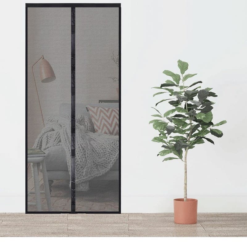 Cortina de porta anti-mosquito transparente com velcro, instalada em uma porta de vidro, com uma cama e uma planta no fundo.