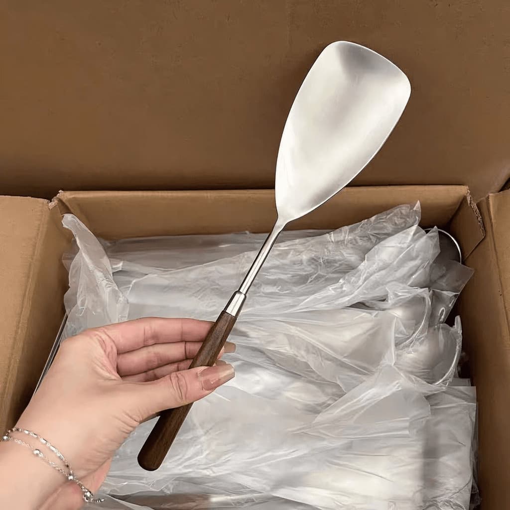 Espátula de cozinha de aço inoxidável com cabo de nogueira marrom