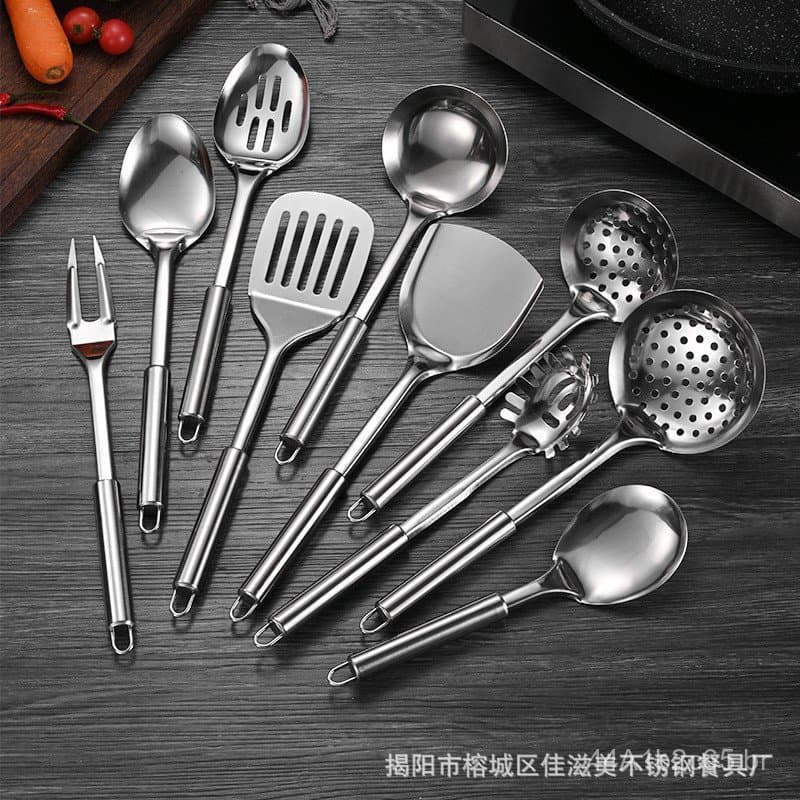 Conjunto de utensílios de cozinha em aço inoxidável, incluindo colheres, espátulas, peneiras e um garfo