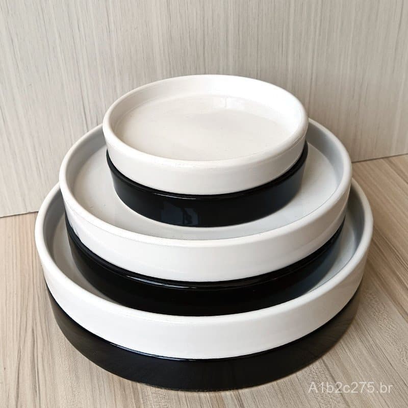 Bandejas redondas de cerâmica brancas e pretas para vaso de flores, dispostas em uma sequência vertical.