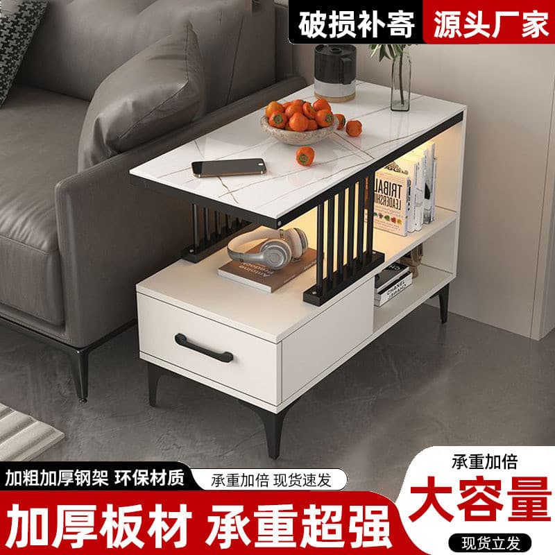 Mesa lateral branca com prateleira e gaveta, iluminação LED, objetos decorativos