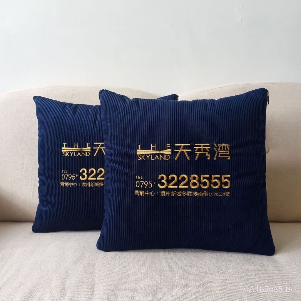 Almofadas azuis com logotipo dourado THE SKYLAND em veludo cotelê