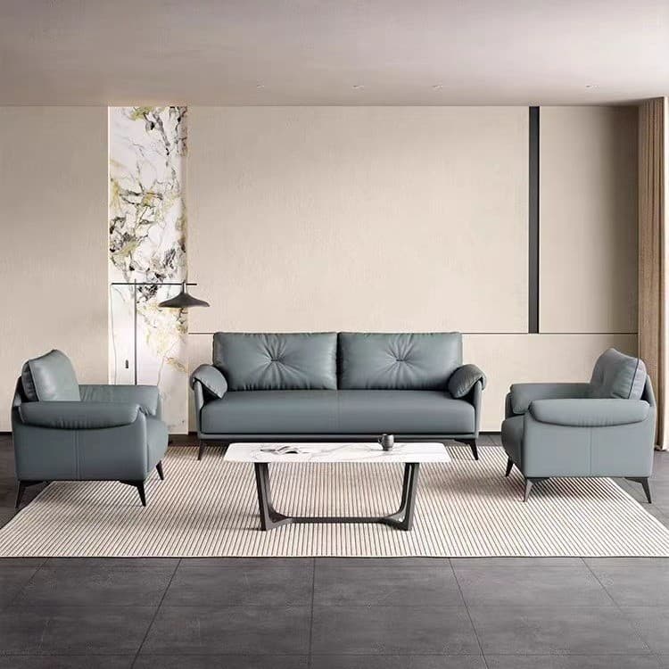 Sofá de couro genuíno cinza com duas poltronas em sala de estar minimalista