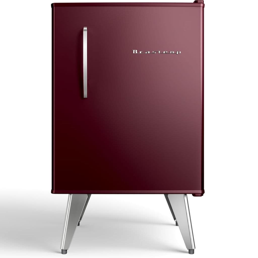 Frigobar Brastemp BRA08HG Retrô 76 Litros Marsala, porta vermelha, puxador prateado, pés de metal, fundo branco.
