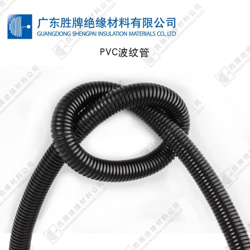 Tubo ondulado de PVC preto isolado em nó, fundo branco com texto azul e chinês