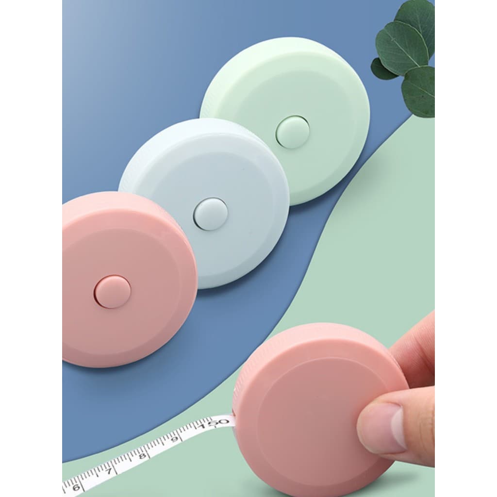 Fita métrica pequena multifuncional de 150 cm, cores rosa, verde e branca, segurada na mão