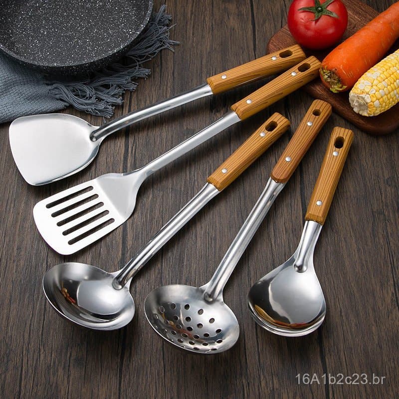 Conjunto de utensílios de cozinha de aço inoxidável com cabos de madeira