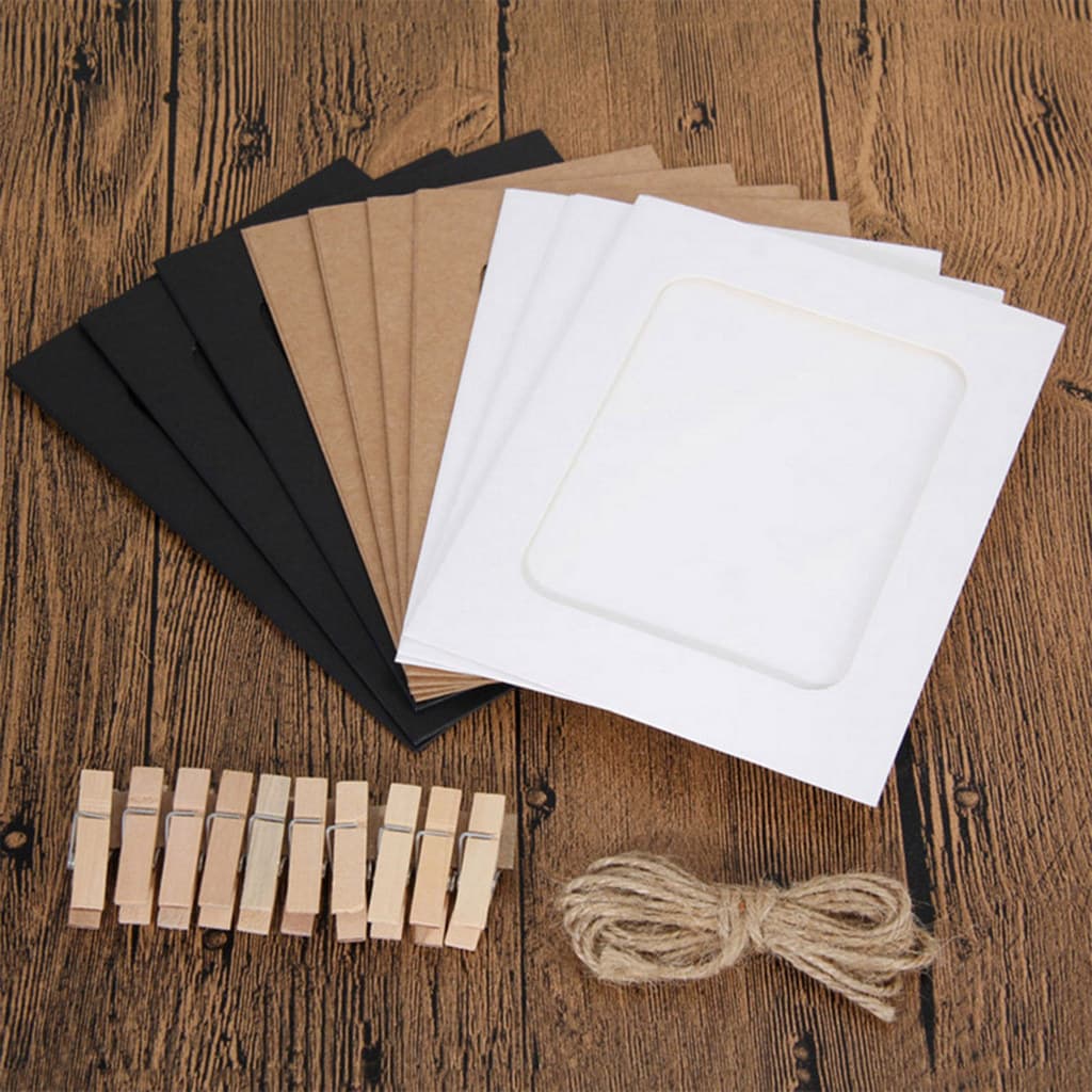 Conjunto de 10 porta-retratos de papel kraft com pinos e corda sobre fundo de madeira