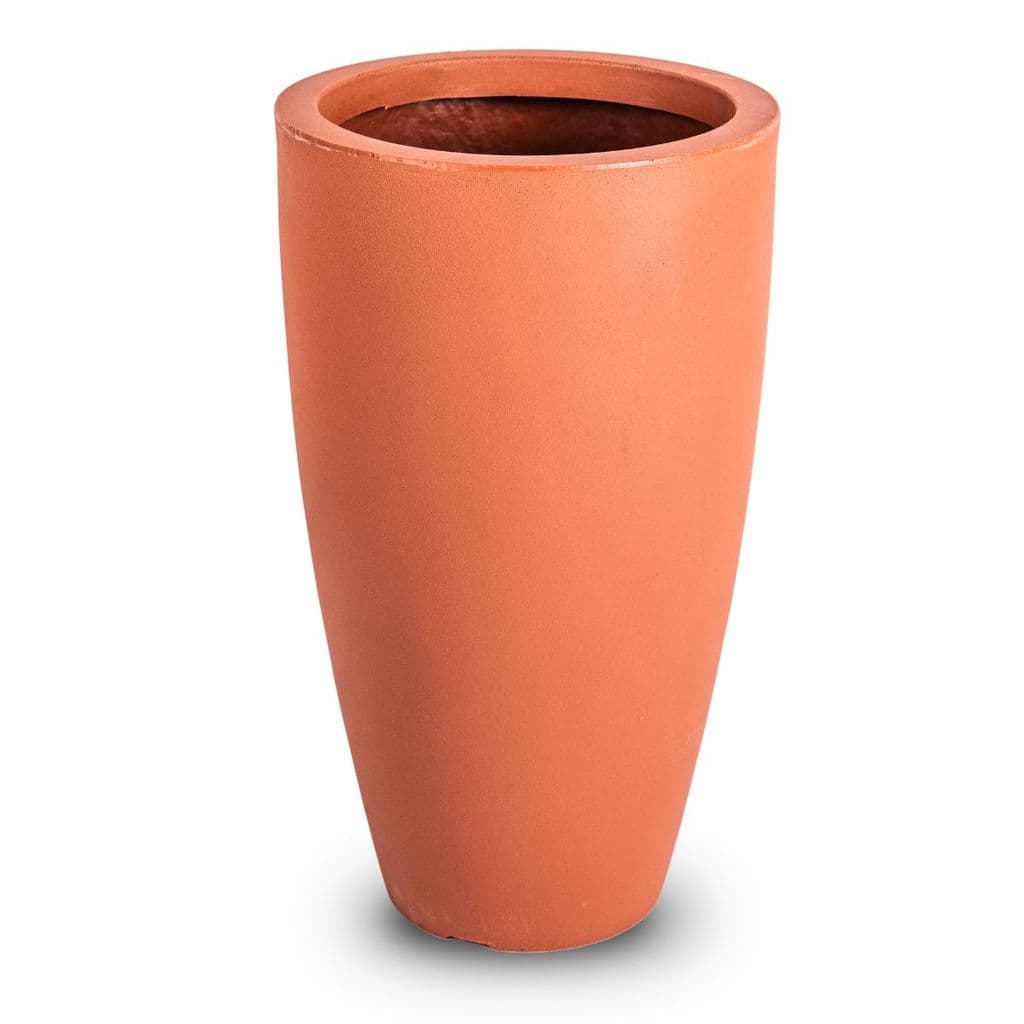 Vaso de terracota laranja, forma cilíndrica, fundo escuro, vazio