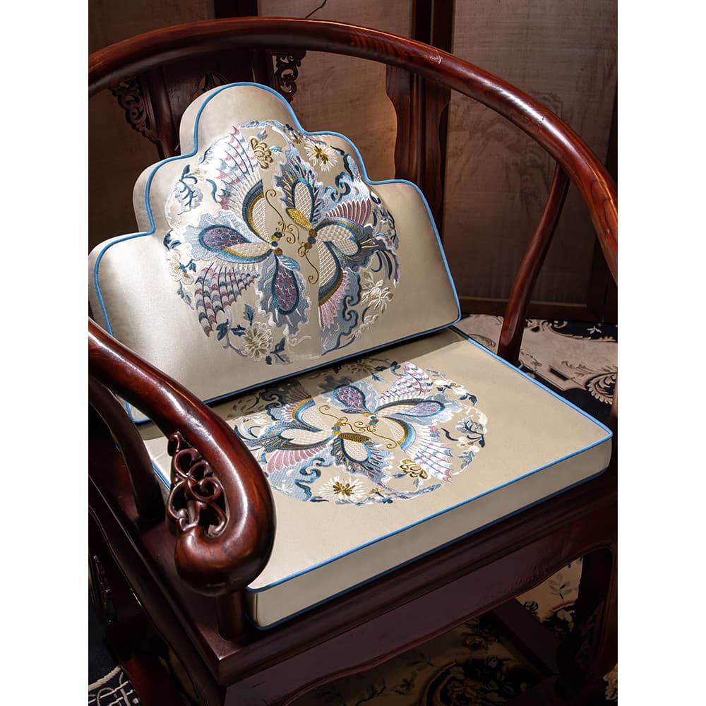 Almofada de cadeira de chá chinesa com design floral, bordas azuis, em fundo bege