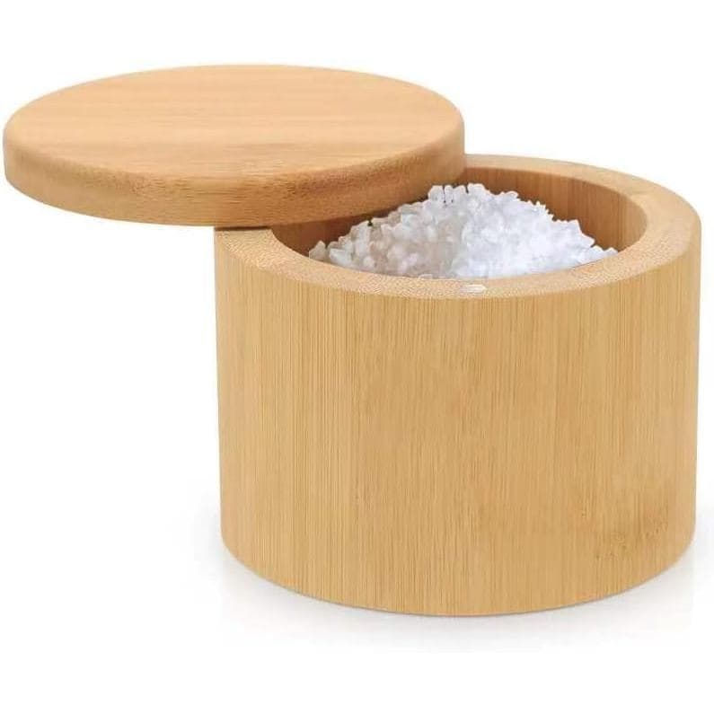 Saleiro de bambu com tampa giratória, recipiente cilíndrico, tampa redonda, interior cheio de sal branco.