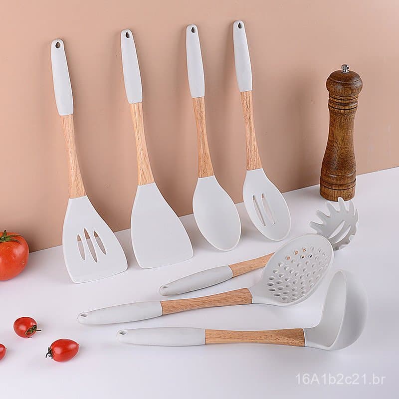 Conjunto de utensílios de cozinha de silicone com cabos de madeira, estilo nórdico, em branco.