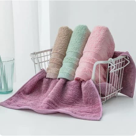 Toalhas de fibra de bambu em cesta, cores rosa, bege, verde e azul