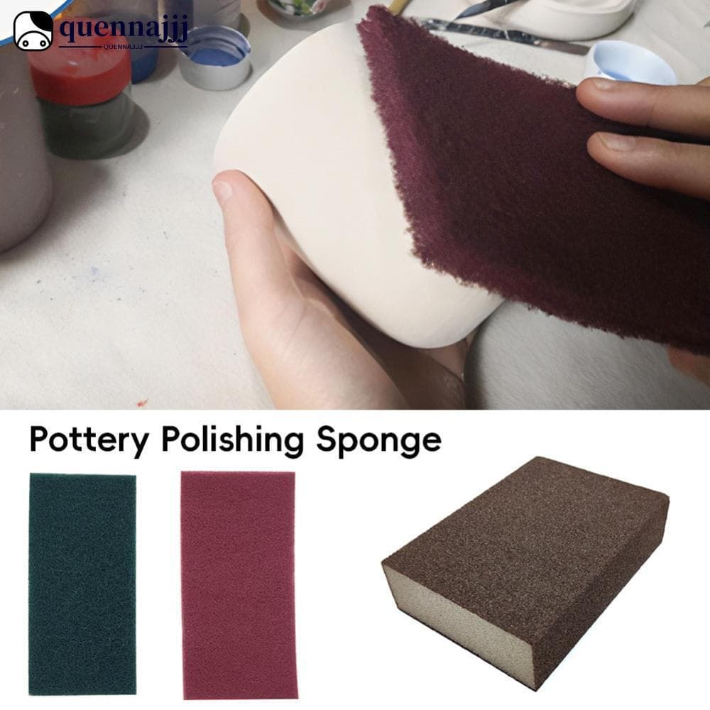 Esponja de polimento de cerâmica QUENNA em três cores, sendo usada para polimento de utensílios.