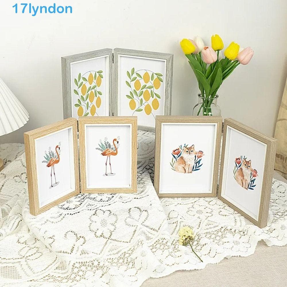 Conjunto de porta-retratos dobráveis LYNDON com desenhos de animais e frutas sobre toalha de mesa com renda.