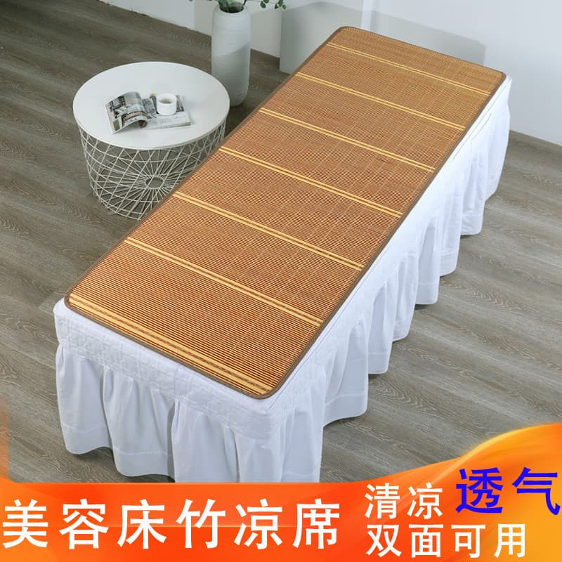 Tapete de bambu para cama de pátio com design de listras, cor marrom escuro, fundo de madeira.