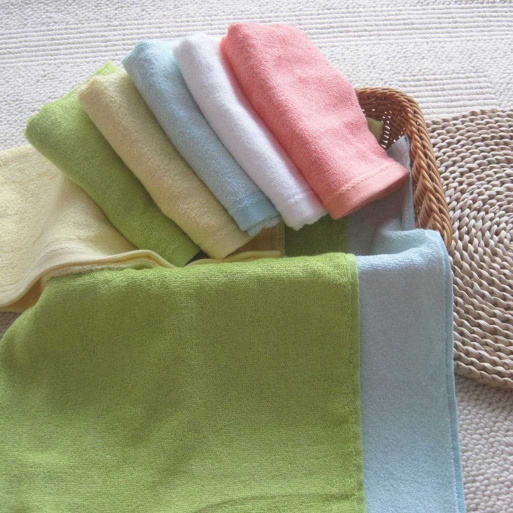 Set de toalhas de fibra de bambu em cores pastel em cesto de vime
