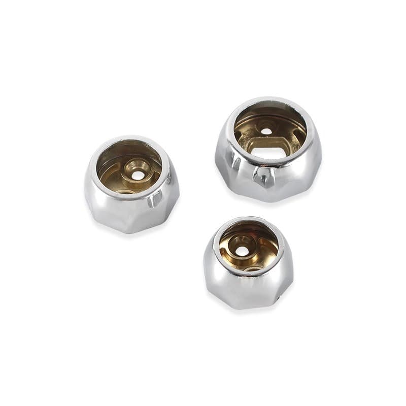 três flanges cromadas e douradas hexagonal em fundo branco