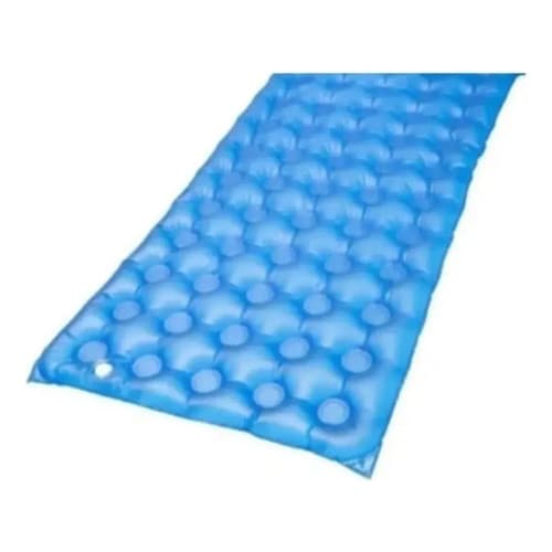 Colchão inflável azul claro com design de caixa de ovo