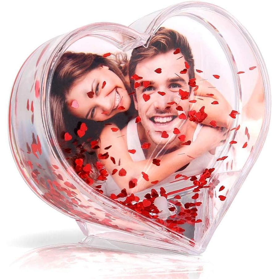 Porta-retratos de acrílico transparente com glitter vermelho em formato de coração, com foto de casal abraçado.