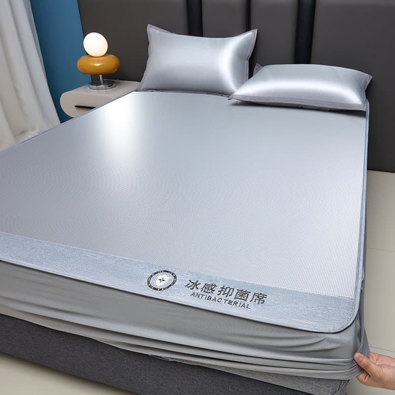 Lençol antibacteriano cinza claro para cama com travesseiros de seda