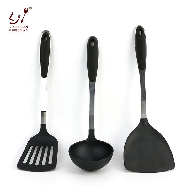 Conjunto de três espátulas de cozinha pretas com cabos de silicone e acabamento em metal prateado