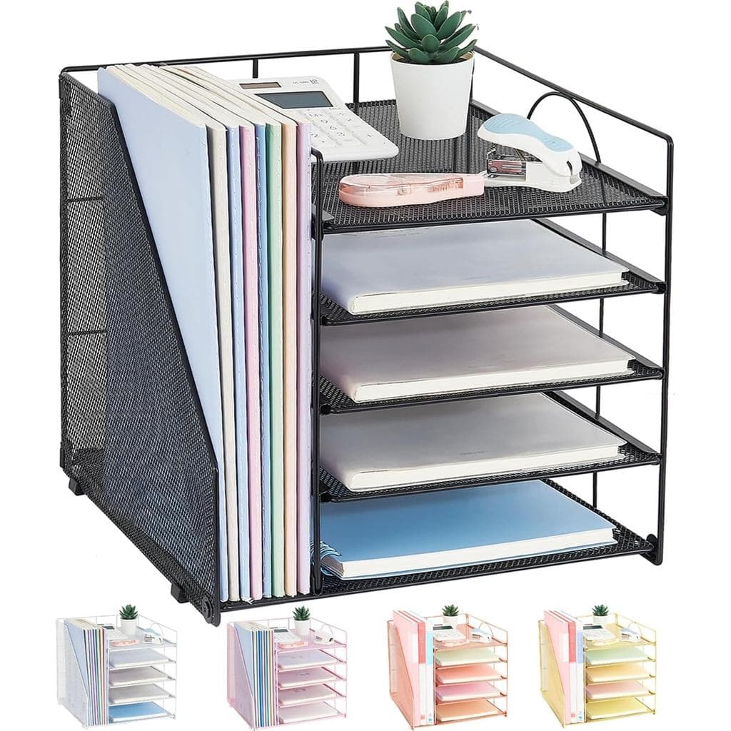 Organizador de mesa preto com cinco níveis, livros, calculadora, grampeador e planta em vaso branco