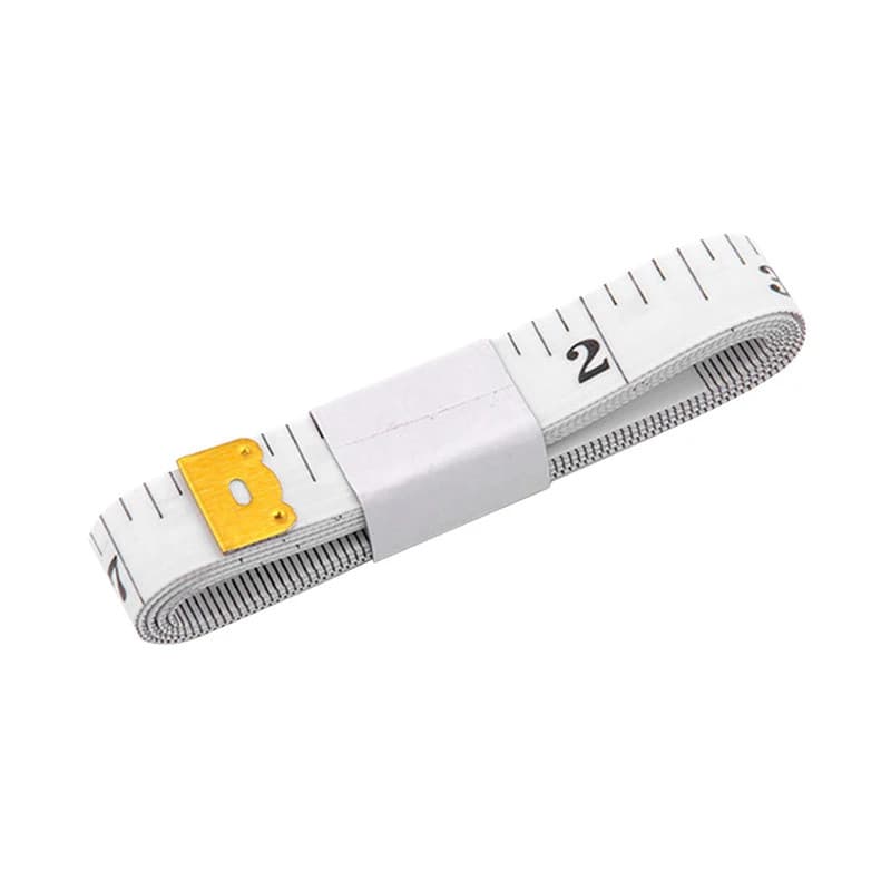 Fita métrica branca de 1,5m com detalhes amarelos e pretos, enrolada, fundo branco