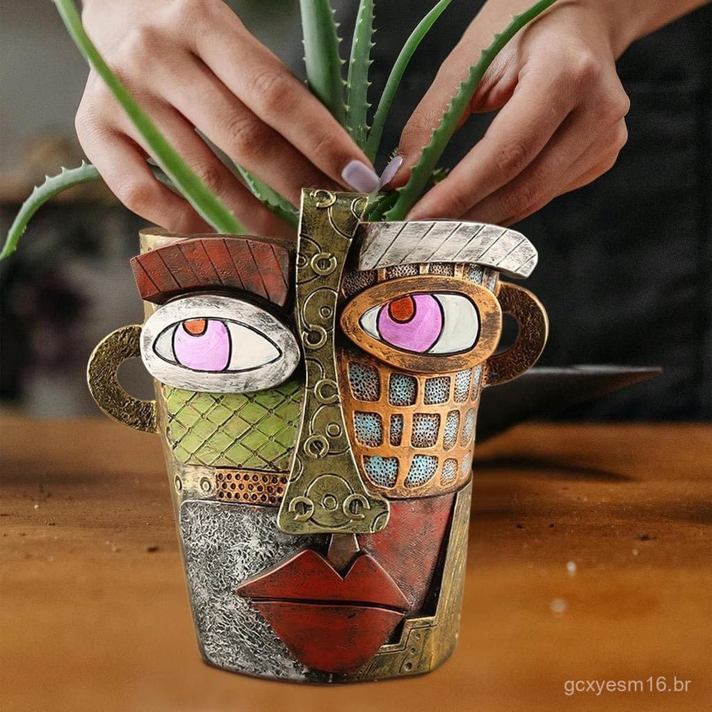 Vaso de planta abstrato em forma de rosto com detalhes coloridos, ideal para plantas de interior.
