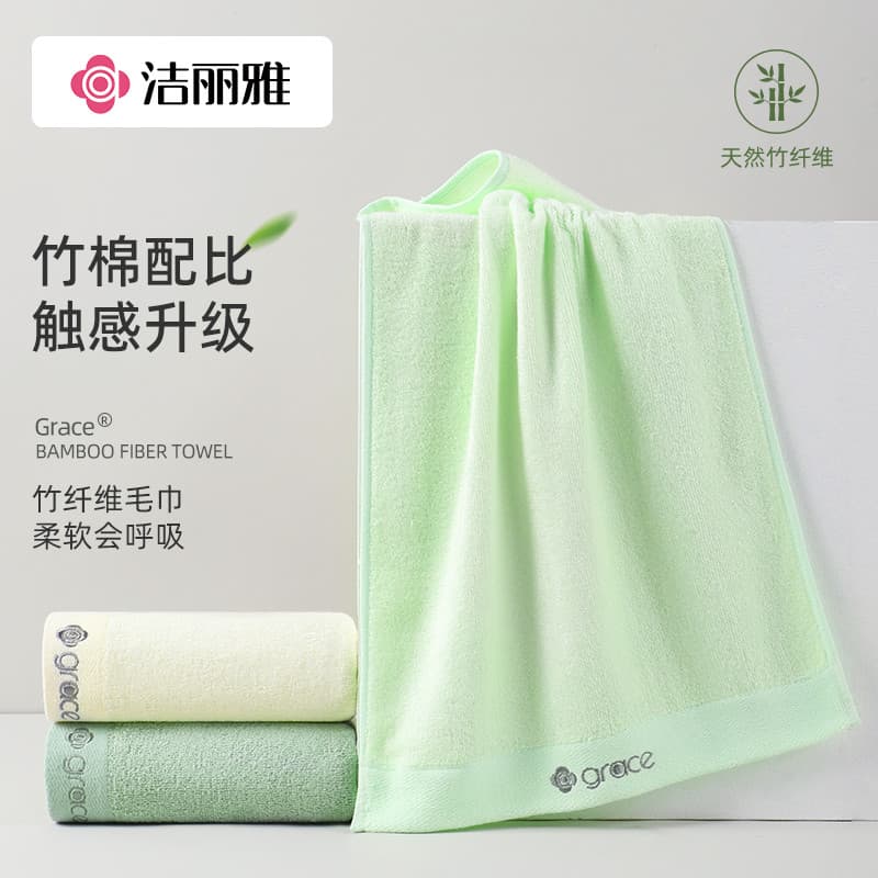 Toalhas de fibra de bambu verde claro, verde escuro e branca em fundo neutro