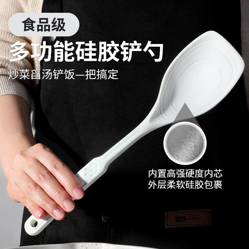 Espátula multifuncional de silicone branca para cozinha, segurada por uma pessoa.