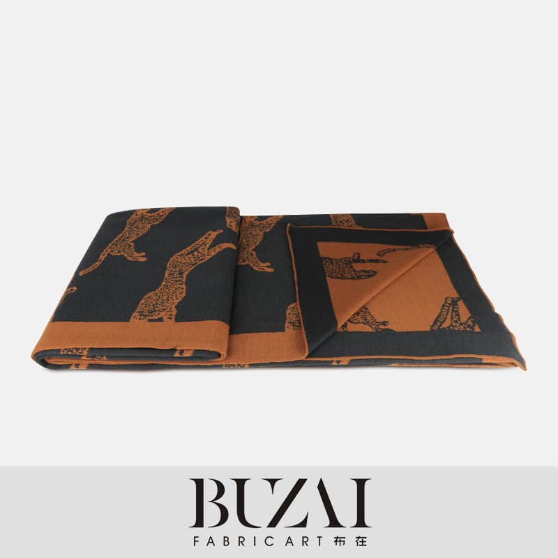 Cobertor decorativo com estampa de leopardo preto e laranja