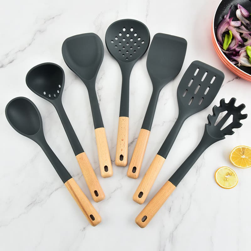 Conjunto de utensílios de cozinha de silicone com cabos de madeira